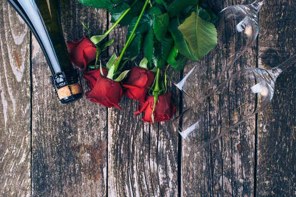 Buket kırmızı gül, iki bardak, şarap, hediye kutusu etiketi vintage ahşap tahta üzerinde. Sevgililer günü. Üstten Görünüm.