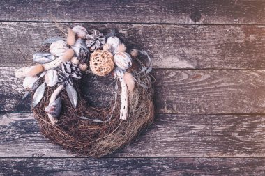 Eski ahşap arka plan, üstten görünüm, boşaltmak Noel çelenk.