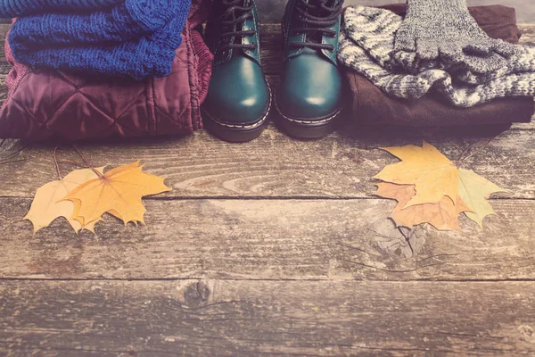 Ropa y accesorios de moda de otoño de niño sobre fondo de madera . — Foto de Stock