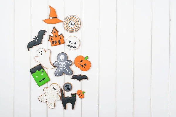 Galletas de jengibre de Halloween en mesa de madera blanca. Vista superior. Espacio de copia . —  Fotos de Stock