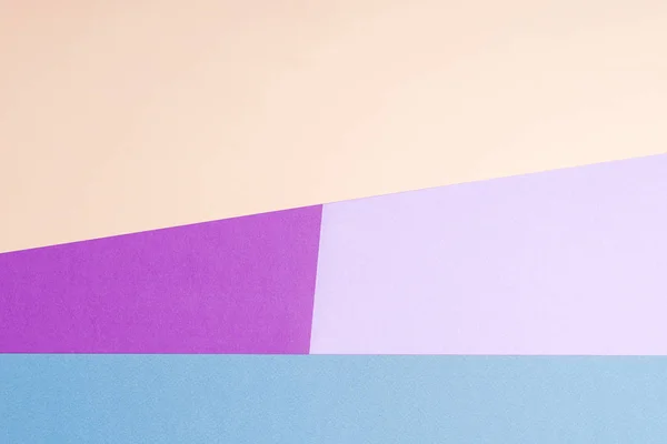 Színes papírok geometria lapos összetétele háttérrel, lila, kék, lila, bézs. — Stock Fotó