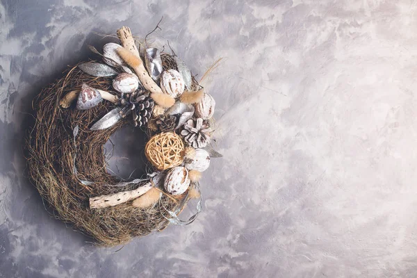 Noel çelenk gri arka plan, üstten görünüm, boşaltmak.