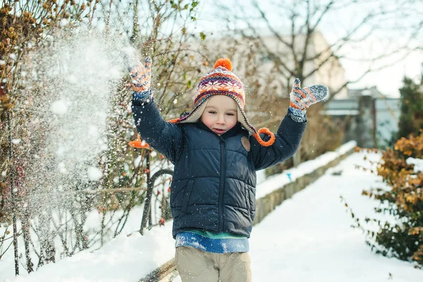 Kış döneminde açık yürüyüş şirin ufaklık. Kar ile oynayan çocuk. — Stok fotoğraf