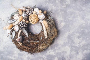 Noel çelenk gri arka plan, üstten görünüm, boşaltmak.
