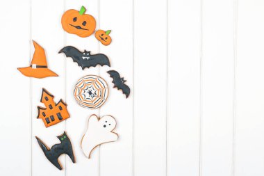 Beyaz ahşap masa üzerinde Halloween gingerbread çerezleri. Üstten Görünüm. Boşaltmak.