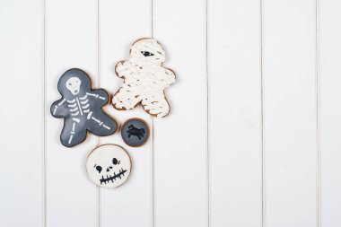 Beyaz ahşap masa üzerinde Halloween gingerbread çerezleri. Üstten Görünüm. Boşaltmak.