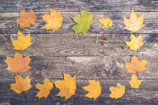 Cadre de feuilles d'automne sur fond bois rustique, vue de dessus . — Photo