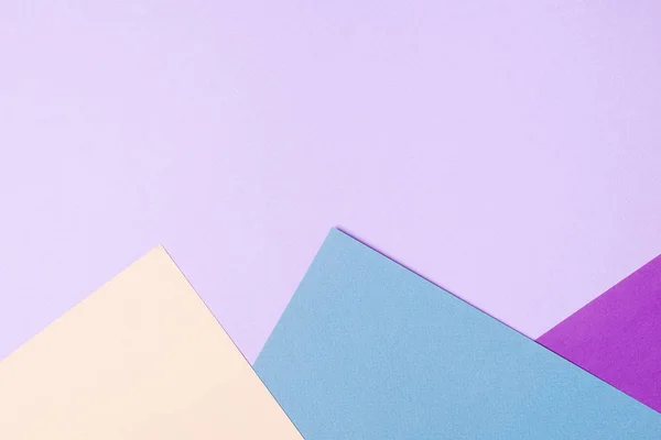 Цветная бумага геометрия плоский фон композиции с фиолетовым, голубым, лиловым, бежевым . — стоковое фото
