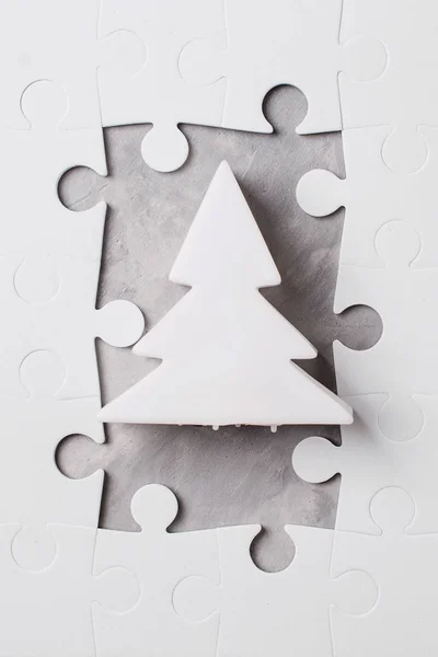 Conceito de ano novo. Frame of Jigsaw Puzzle sobre fundo de concreto cinza . — Fotografia de Stock