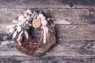 Eski ahşap arka plan, üstten görünüm, boşaltmak Noel çelenk.