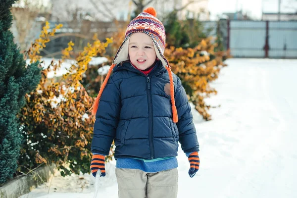 可爱的小男孩走在冬天的时候室外。孩子玩雪. — 图库照片