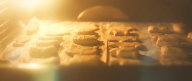 taze ev yapımı kurabiye fırında pişmiş.