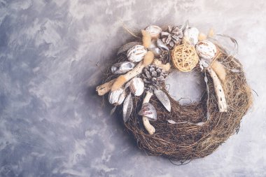 Noel çelenk gri arka plan, üstten görünüm, boşaltmak.