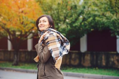 Güneşli gün sonbahar arka plan üzerinde genç güzel kadın. İnsanlar ve yaşam tarzı kavramı.