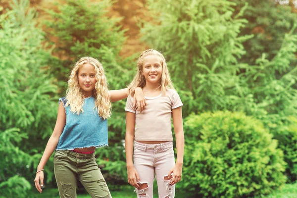 Retrato de hermosas adolescentes gemelas en el parque . —  Fotos de Stock