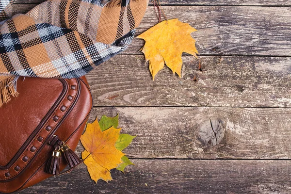 Ahşap arka plan, üstten görünüm, boşaltmak Bayan sonbahar aksesuarlar.