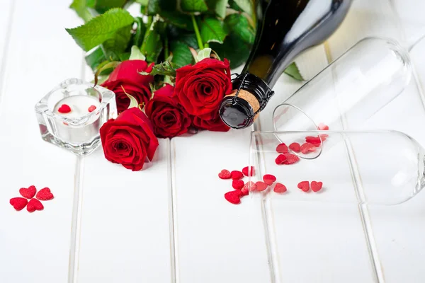 Valentines day cards. Bouquet of red roses on white wooden board. Selective focus. Space for text. — Stock Photo, Image