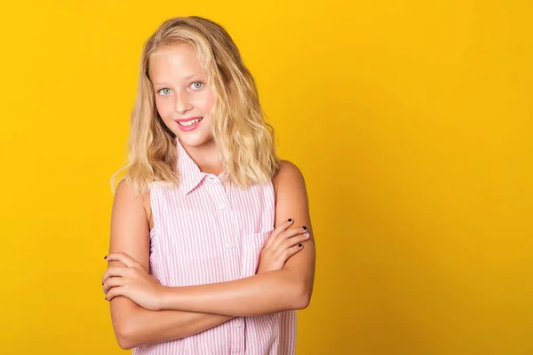 Linda menina adolescente loira posando emocional, isolado em fundo amarelo, conceito de pessoas de estilo de vida . — Fotografia de Stock