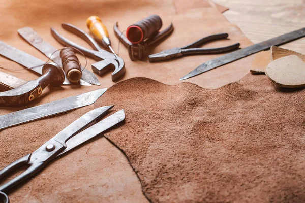 Cobbler tools in workshop on the wooden table. Вид сверху . — стоковое фото