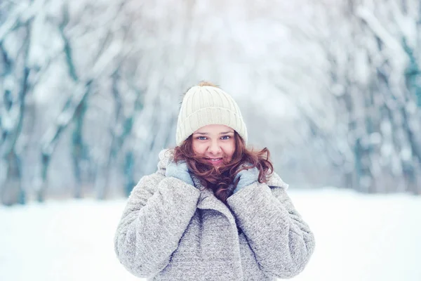 Retrato de hermosa chica disfrutando del clima invernal en el parque — Foto de Stock