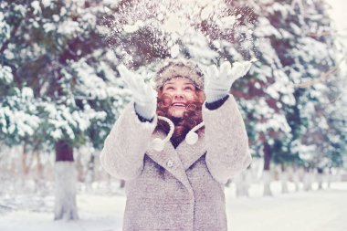 Hava kar kış tatil atma kış elbiseleri mutlu kız.
