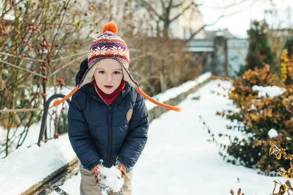 Séta a szabadtéri téli időben aranyos kisfiú. Gyerek játszik a hó. — Stock Fotó