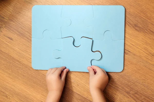 Les enfants tiennent les dernières pièces du puzzle . — Photo