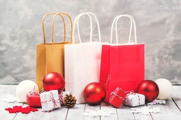 Karácsonyi háttér díszdobozok és bevásárló hordfüles táskák. Karácsonyi értékesítési koncepció. — Stock Fotó