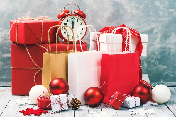 Kerstmis achtergrond met geschenkverpakkingen en draagtassen. Kerstmis verkoop concept. — Stockfoto