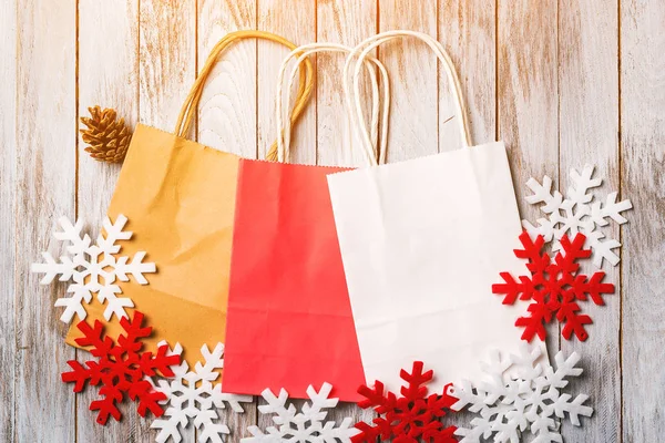 Рождественский фон с цветными бумажными пакетами. Плоский лежал. Рождественская распродажа и концепция покупок . — стоковое фото