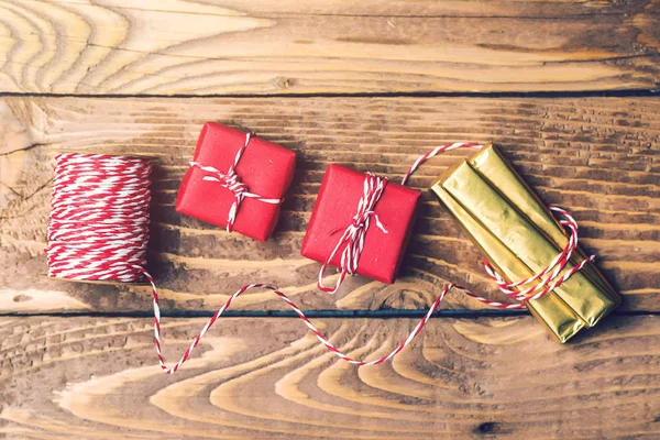 Moderne Geschenkboxen auf Holzgrund. Verpackung Inspiration für Weihnachtsgeschenke. — Stockfoto