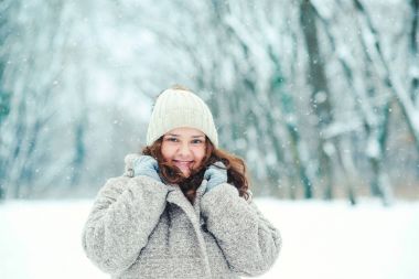 Mutlu genç kadın kışın, doğada yürüyüş.