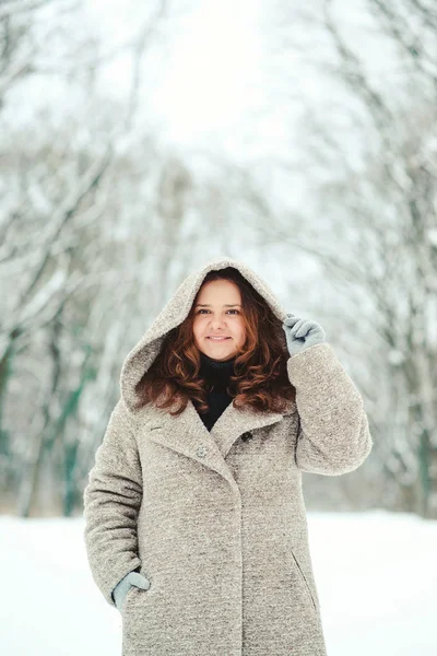 Feliz joven en invierno, caminar en la naturaleza . — Foto de Stock