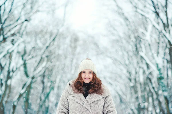 Feliz joven en invierno, caminar en la naturaleza . — Foto de Stock