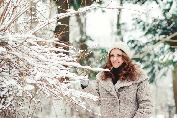 Retrato de una hermosa joven en invierno en la naturaleza . — Foto de Stock