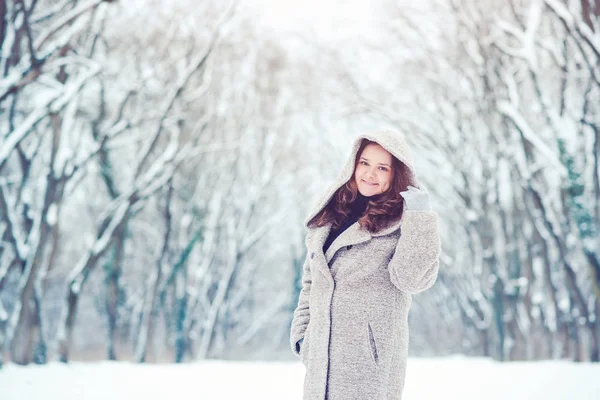 Retrato de hermosa chica disfrutando del clima invernal en el parque — Foto de Stock