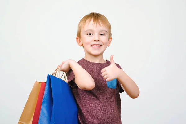 Roztomilý šťastné dětství s barevné tašky na bílém pozadí. — Stock fotografie