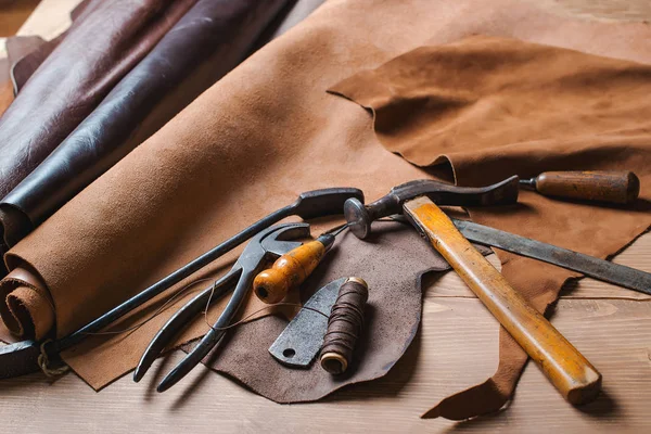 Ayakkabıcı araçlar atölye olarak ahşap masa. Üstten Görünüm.