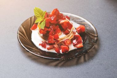 Olgun çilek ve jogurt tarafından dökme ile krep yığını.