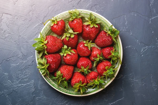 현대적인 검은색, 평면도, flatlay 접시에 잘 익은 빨간 딸기 — 스톡 사진