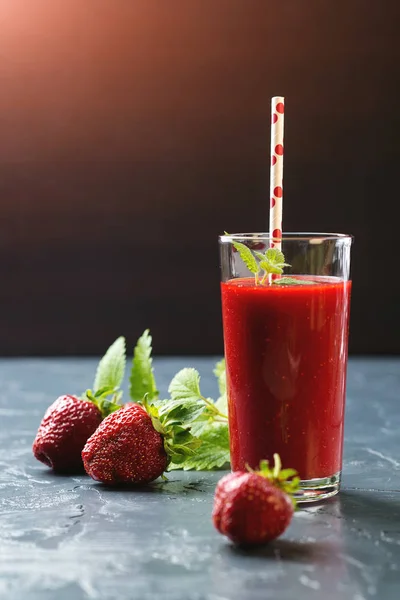 Batido de fresa fresca en un vaso sobre fondo negro . —  Fotos de Stock