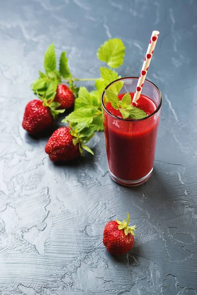 Färsk jordgubbe smoothie i glas på svart bakgrund. — Stockfoto