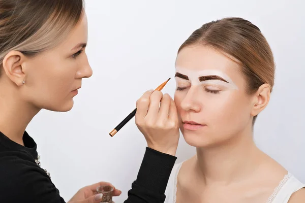 Junge Frau während einer Augenbrauenkorrektur. — Stockfoto