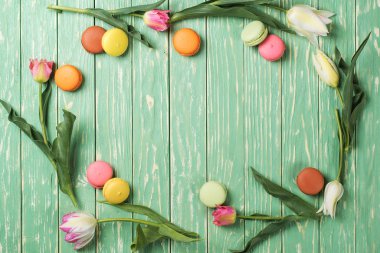Dekoratif bir pastel çerçevesinden Lale sesi ve Fransızca macaroons. Düz düzen. Üstten Görünüm.