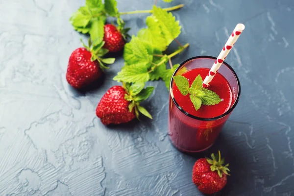 Smoothie de morango fresco em um copo em fundo preto . — Fotografia de Stock