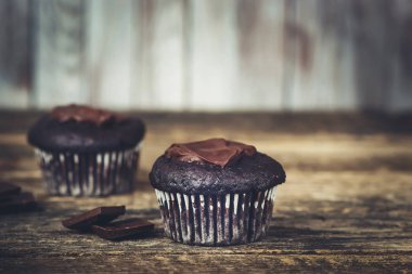 rustik ahşap zemin üzerine çikolata parçaları ile çikolata capcakes