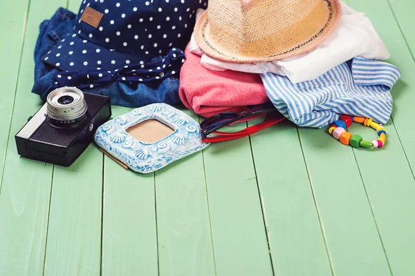 Lányok nyári ruhák és kiegészítők a nyaralás. — Stock Fotó
