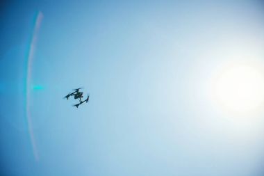 Mavi gökyüzü quadrocopter yükselen