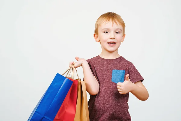 Roztomilý šťastné dětství s barevné tašky na bílém pozadí. — Stock fotografie