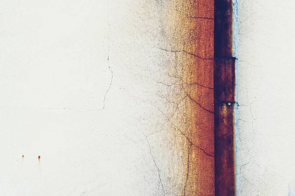 Gamla betongväggen med sprickor och rostiga textur — Stockfoto